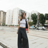 CALÇA AMPLA COM PINÇAS CINZA