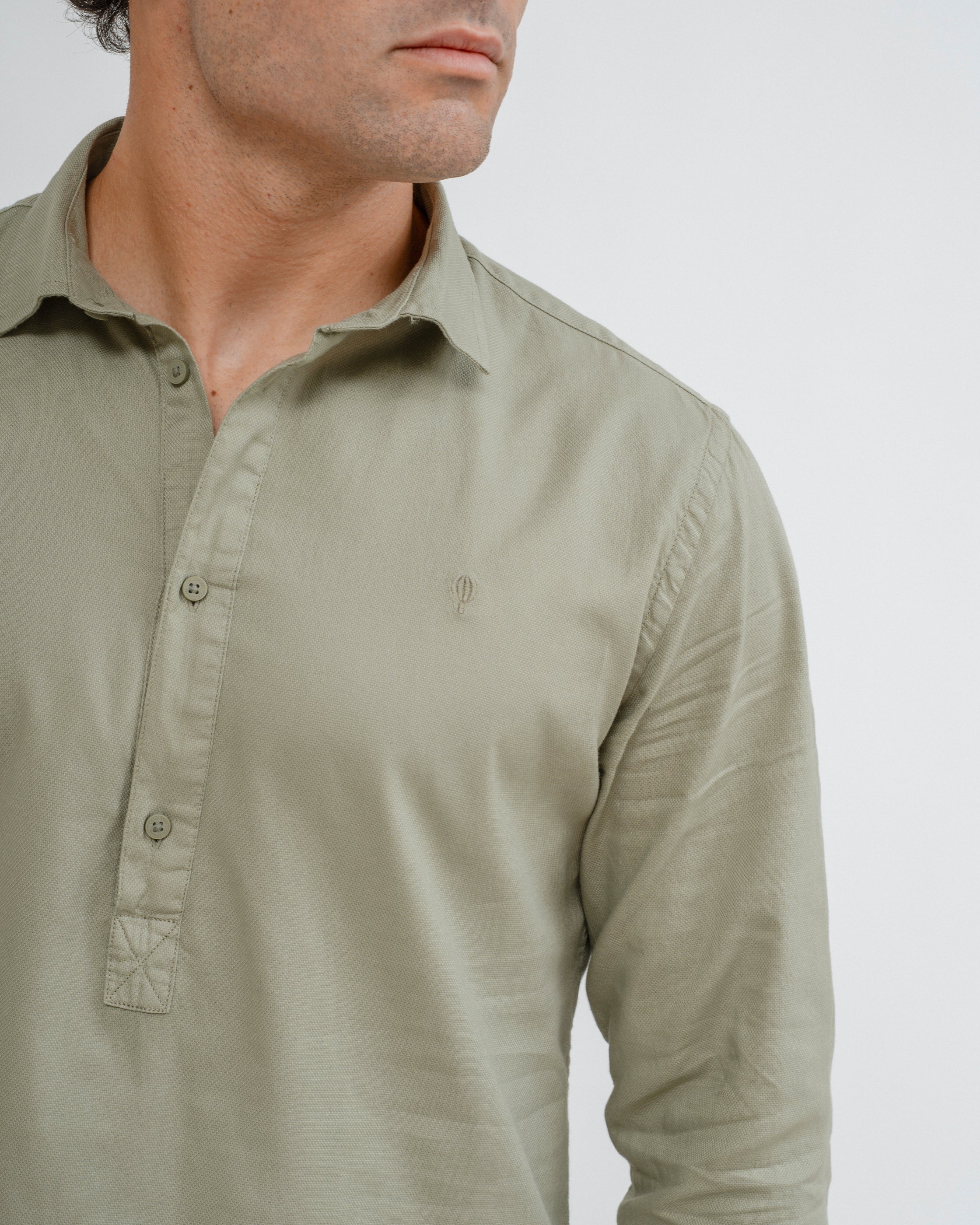 CAMISA POLERA TINTE FALSO VERDE