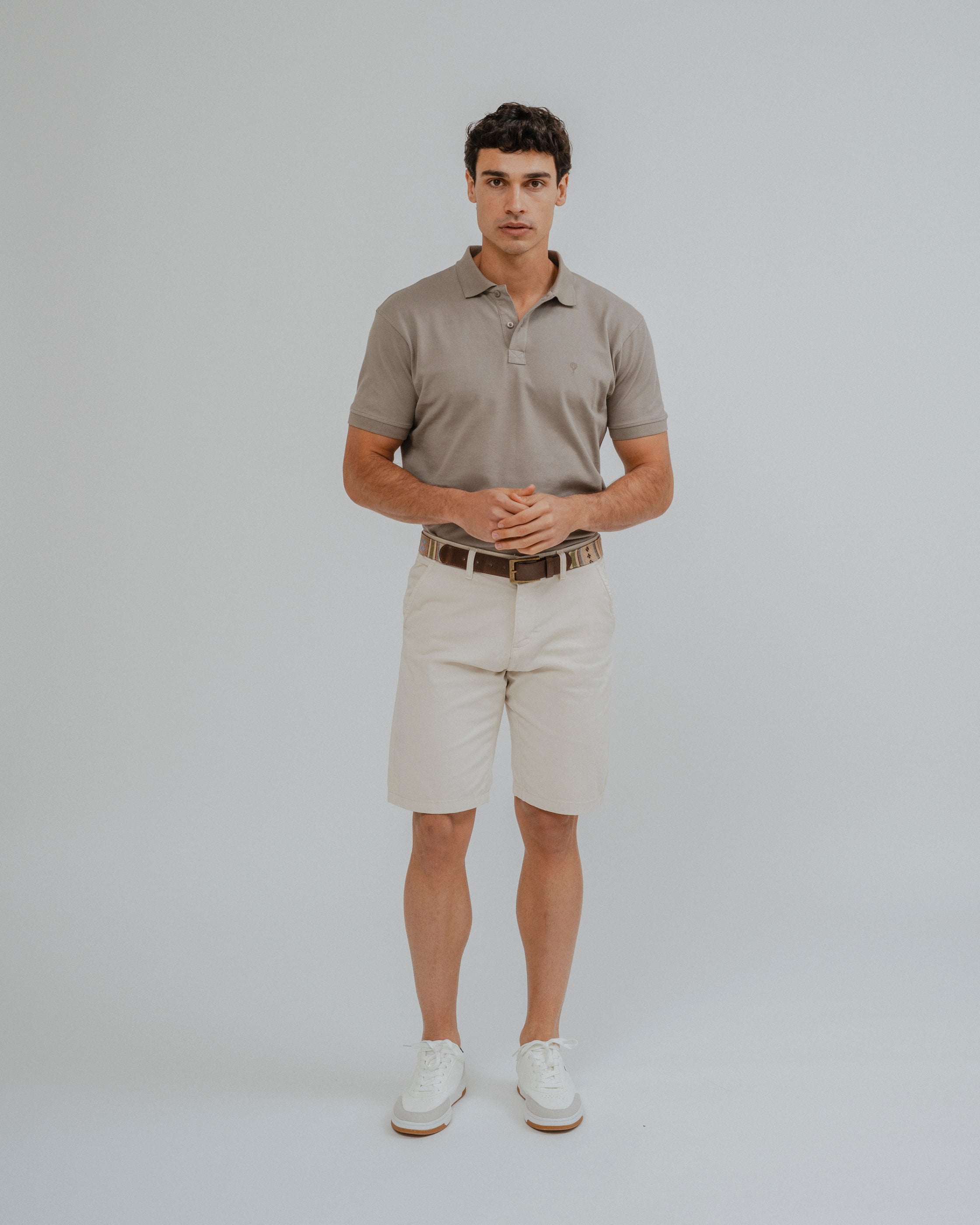 POLO BÁSICO REGULAR FIT MARRÓN