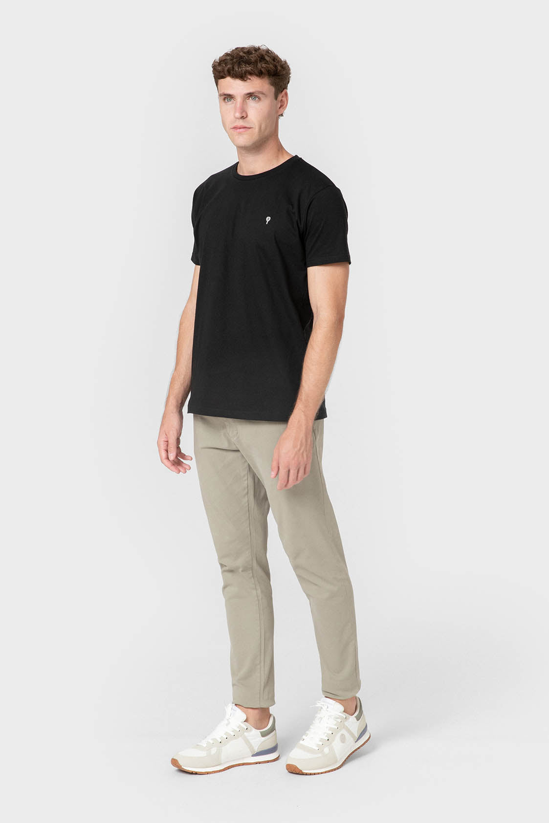 CAMISETA BÁSICA NEGRA