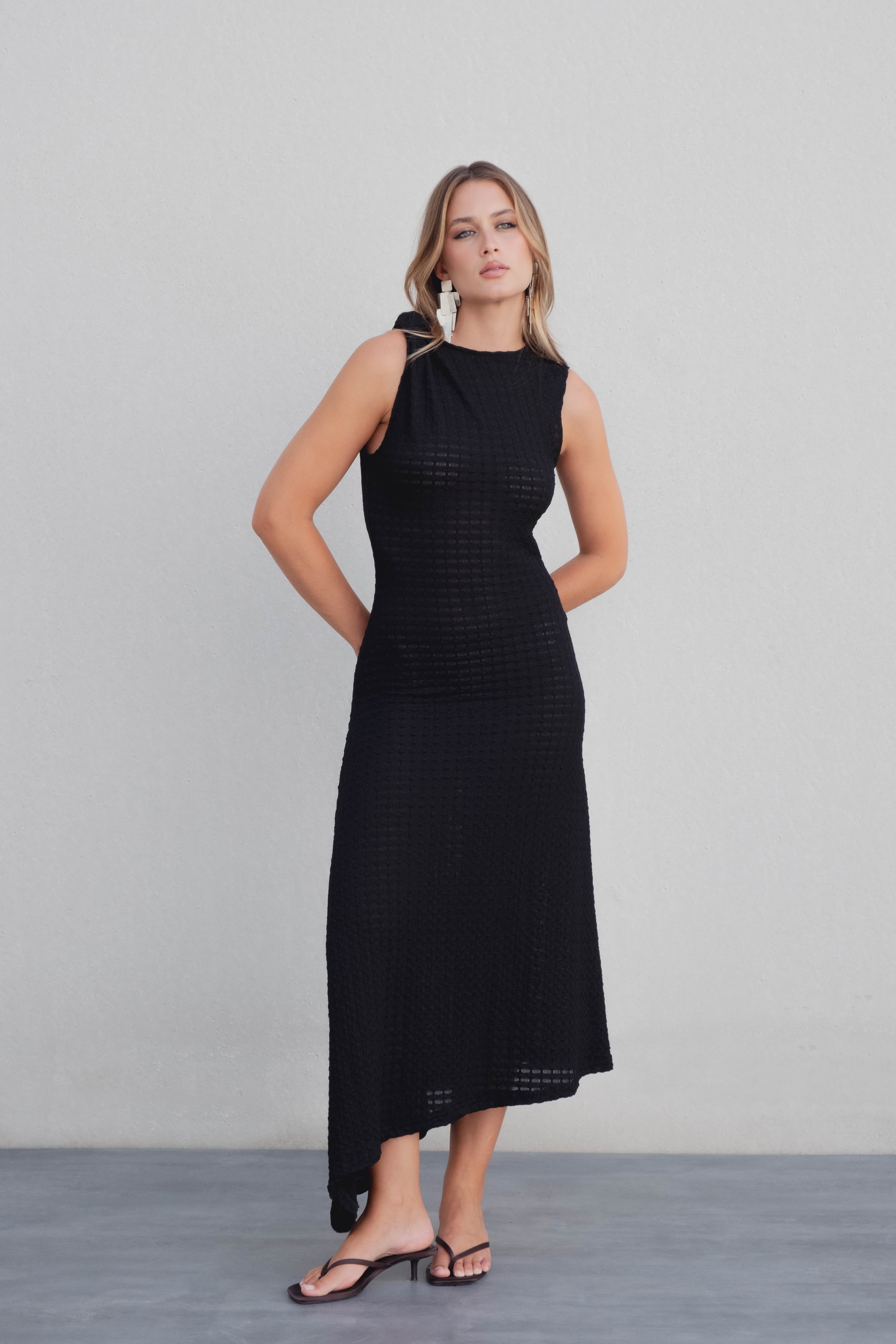 VESTIDO NOIR MIDI ASSIMÉTRICO