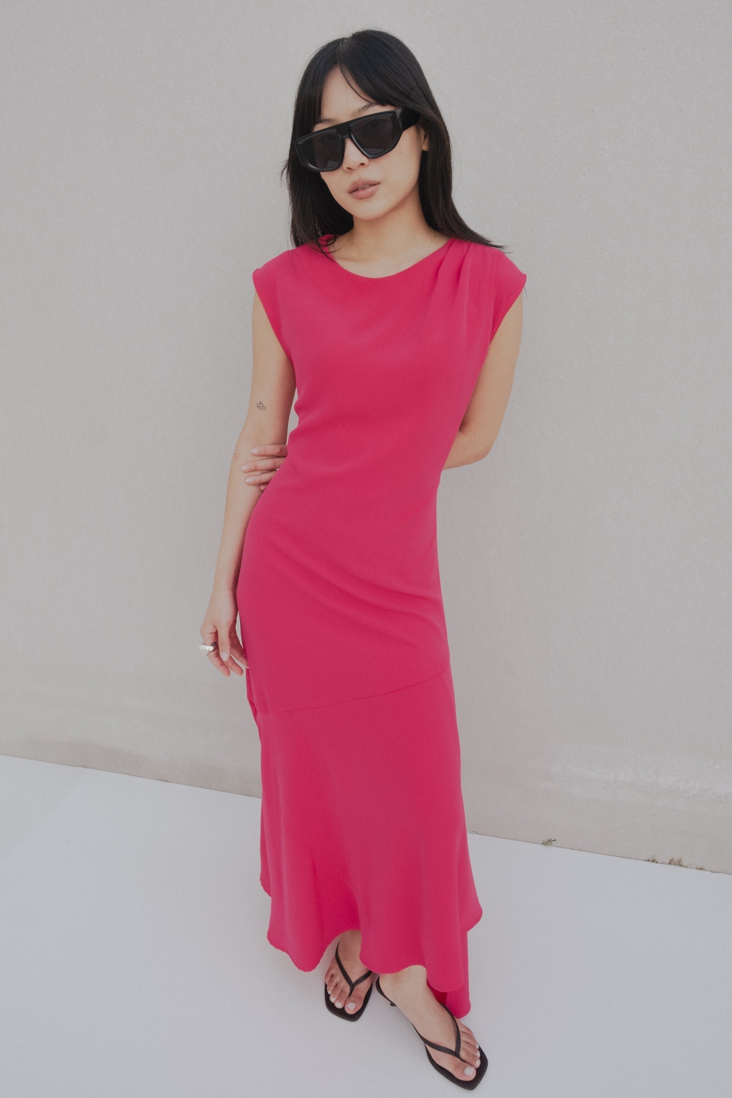 VESTIDO MIDI VÉNUS ASSIMÉTRICO