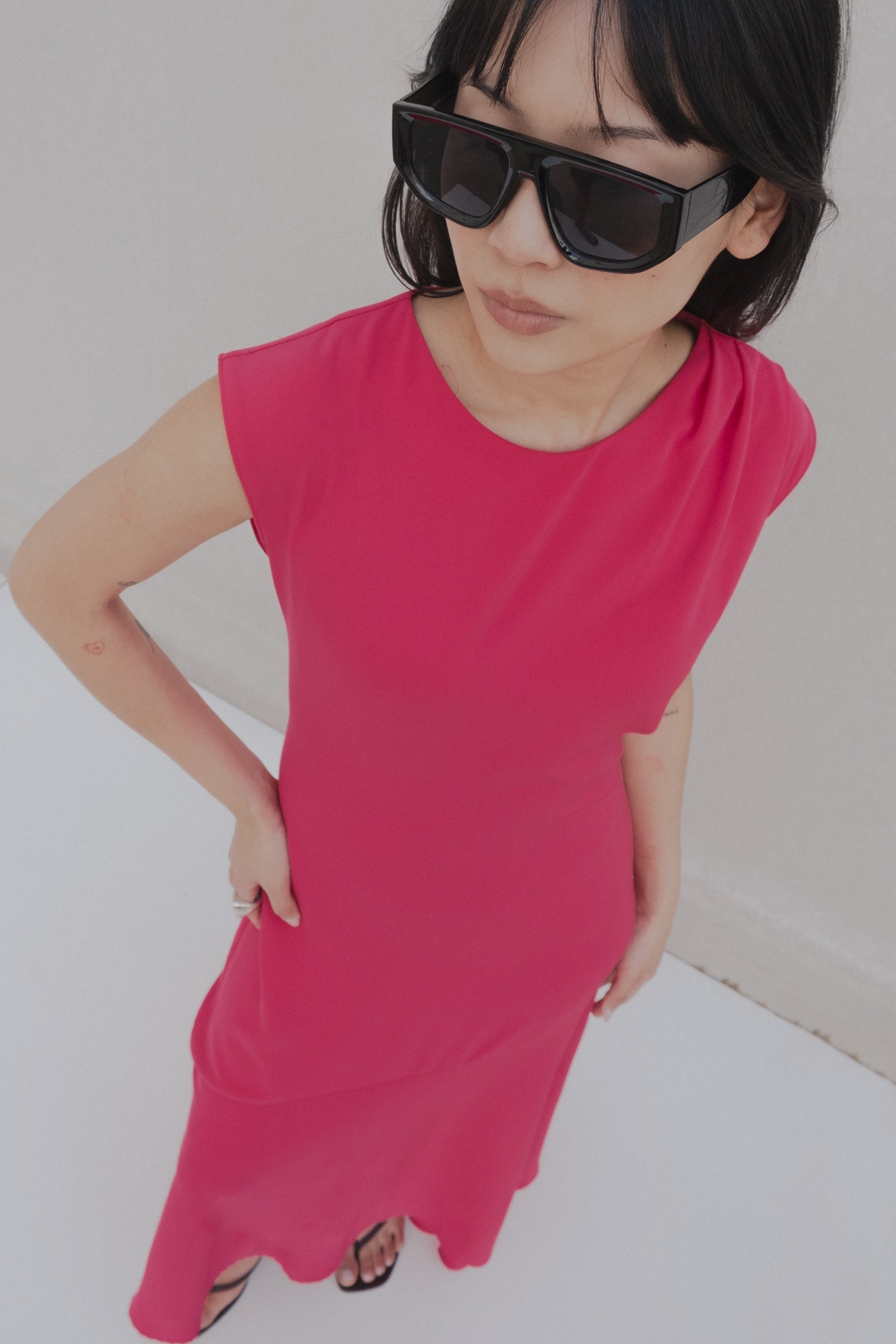 VESTIDO MIDI VÉNUS ASSIMÉTRICO