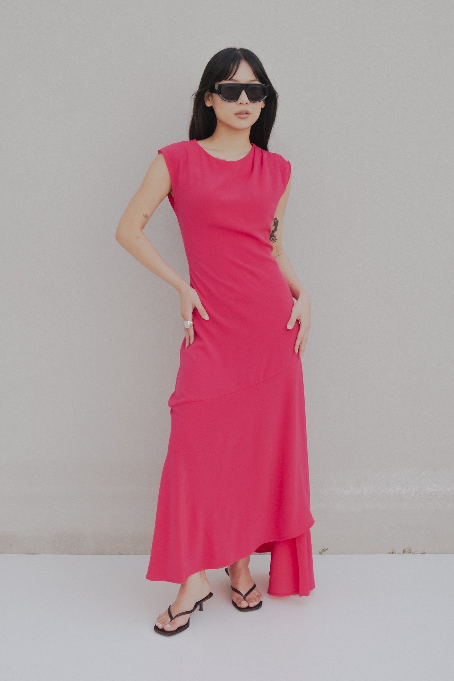 VESTIDO MIDI VÉNUS ASSIMÉTRICO