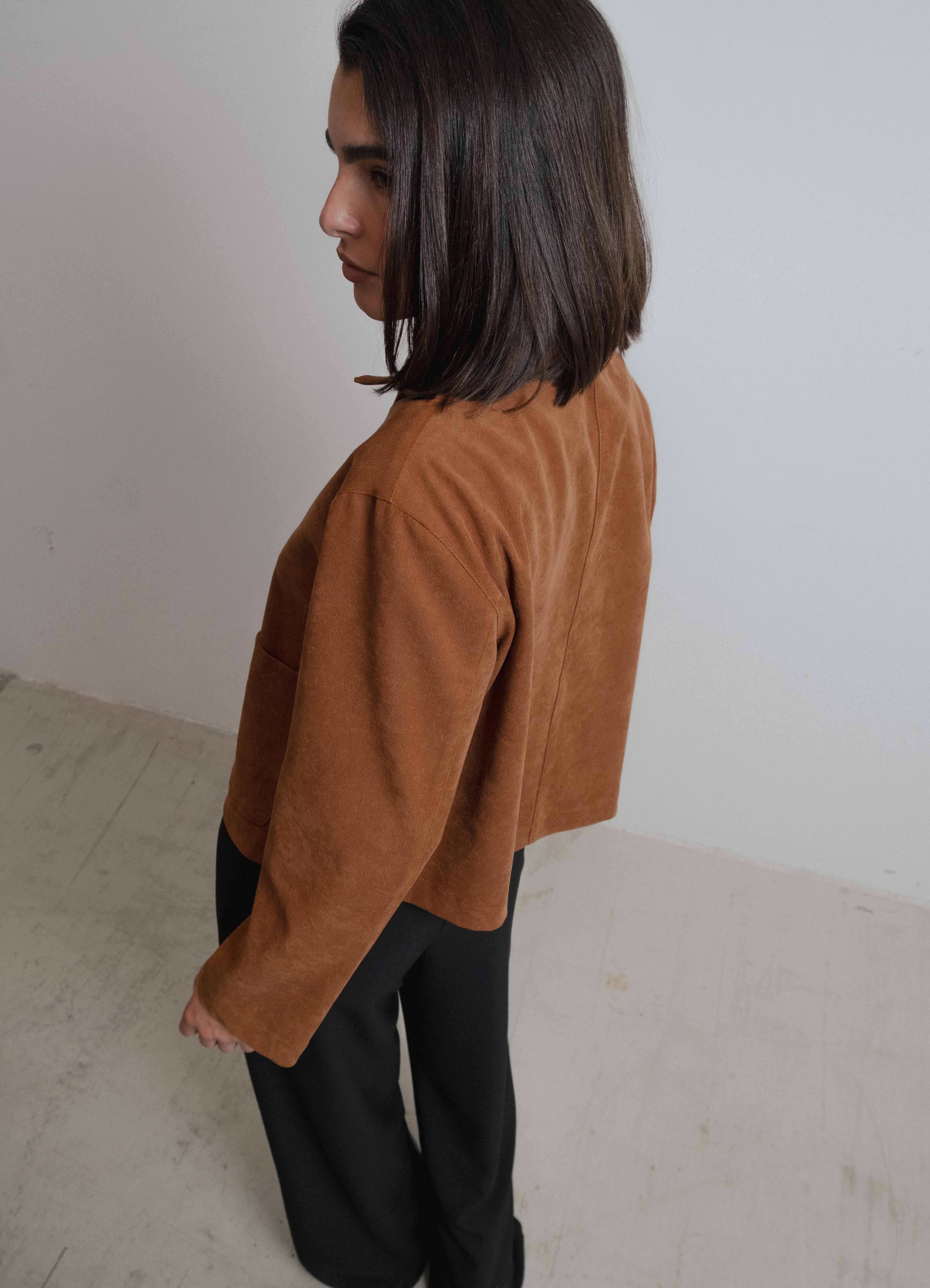 CHAQUETA CORTA EFECTO ANTE