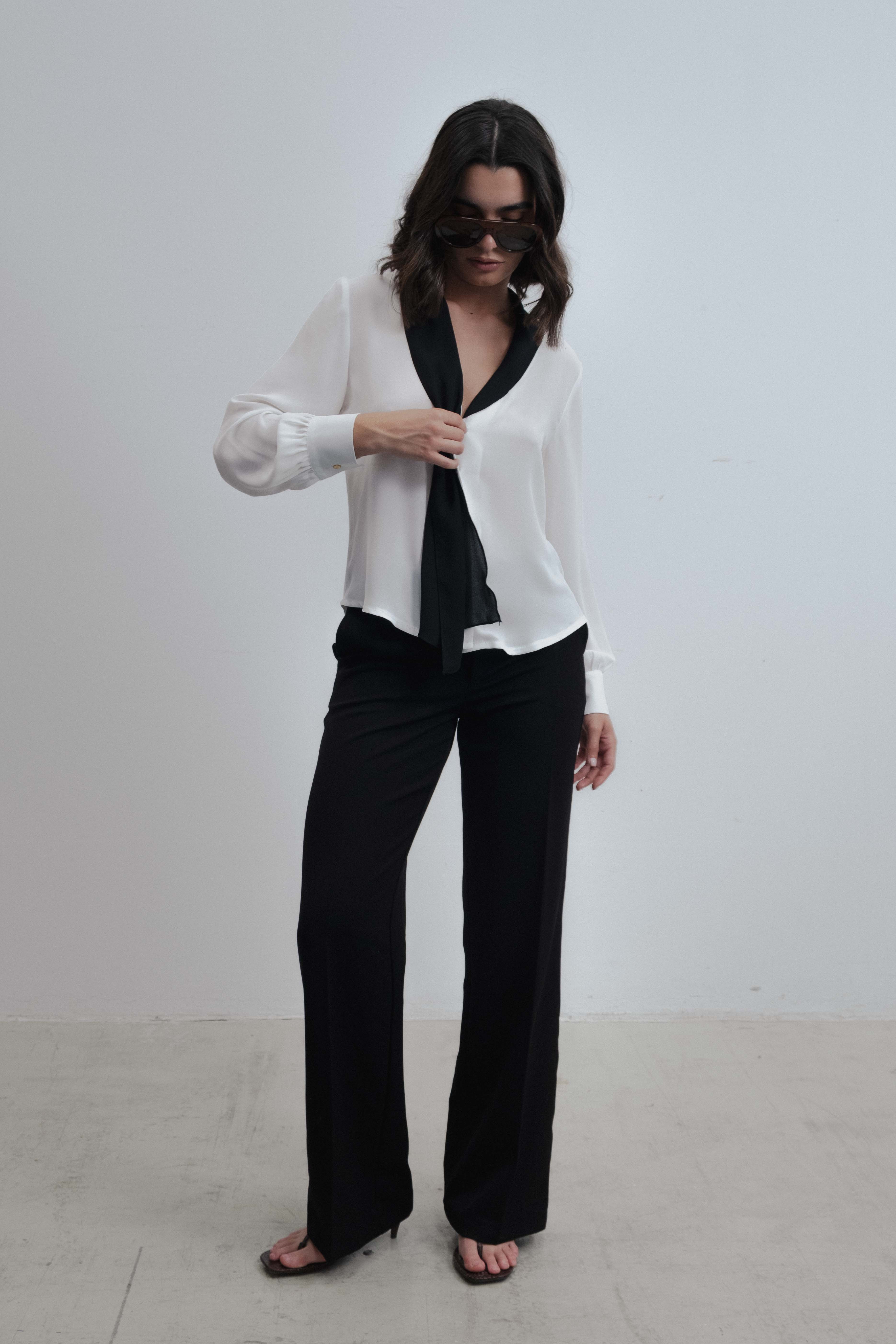 BLUSA LUZ COM DETALHE DE LENÇO