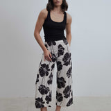 CALÇA CULOTTE FLORAL EM CONTRASTE