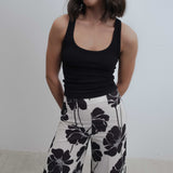 CALÇA CULOTTE FLORAL EM CONTRASTE