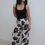 CALÇA CULOTTE FLORAL EM CONTRASTE