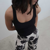 CALÇA CULOTTE FLORAL EM CONTRASTE