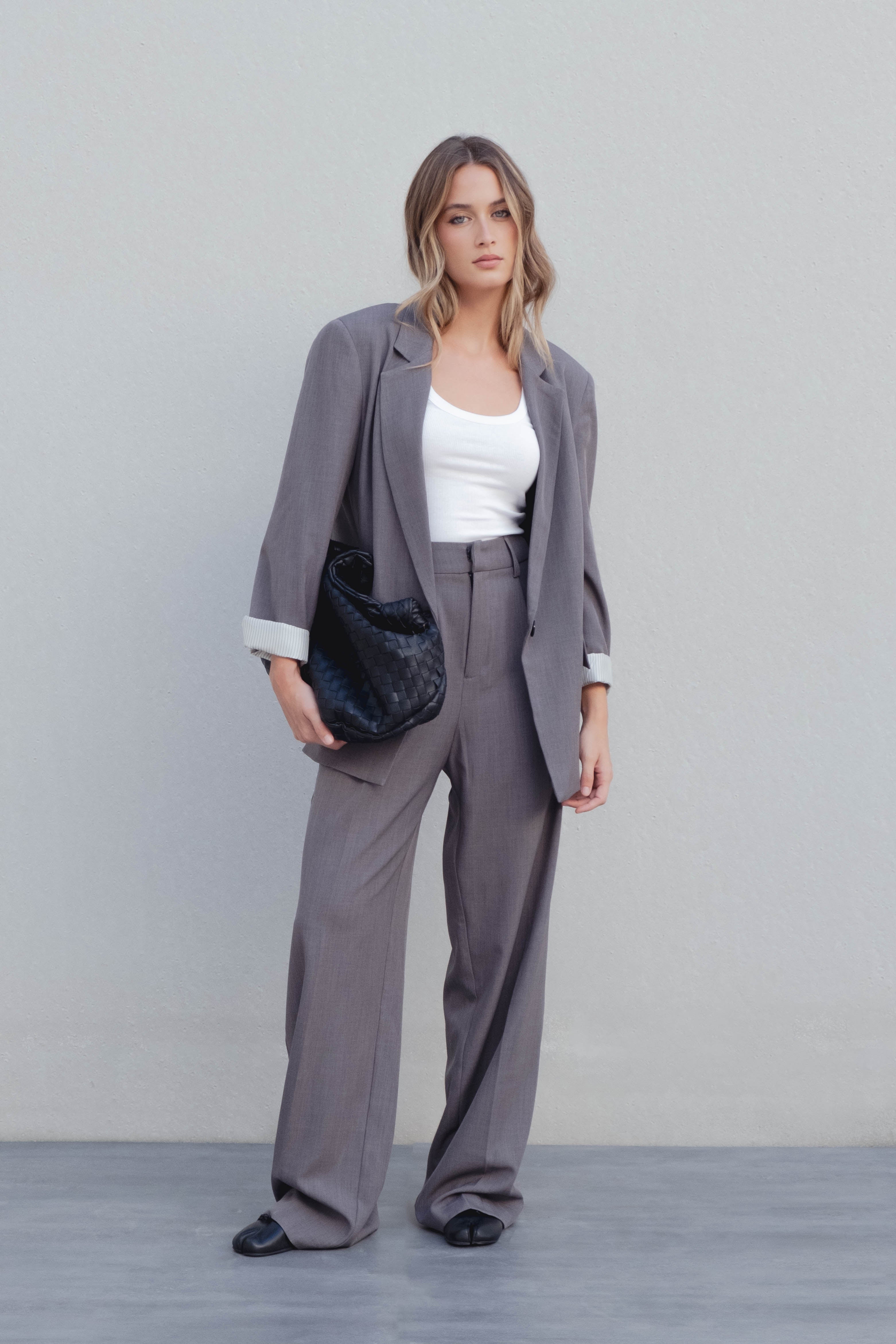 CALÇA PALAZZO CINZA COM PINÇAS