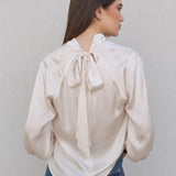 BLUSA ACETINADA COM LAÇO