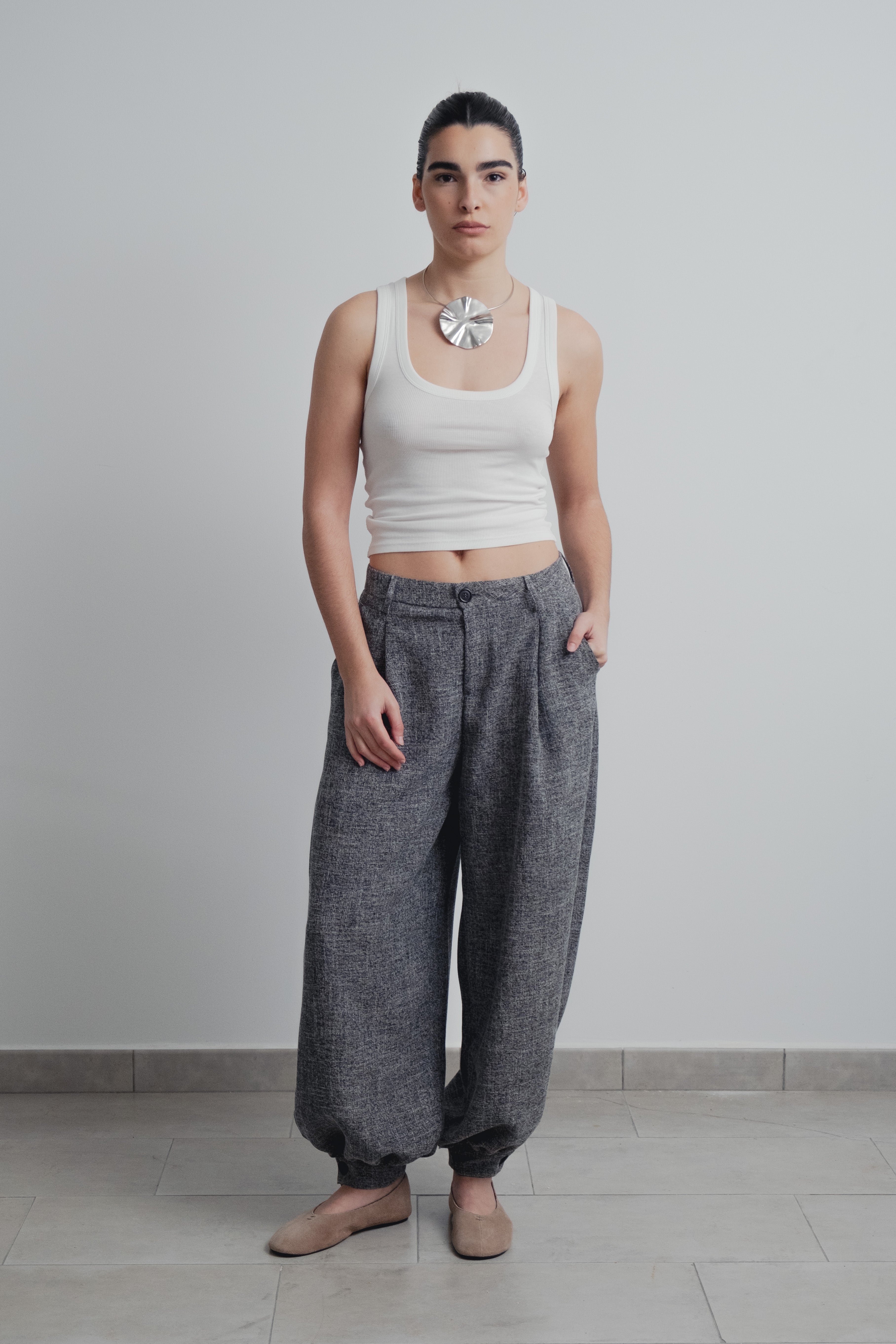 CALÇA AMPLA TEXTURIZADA COM PINÇAS