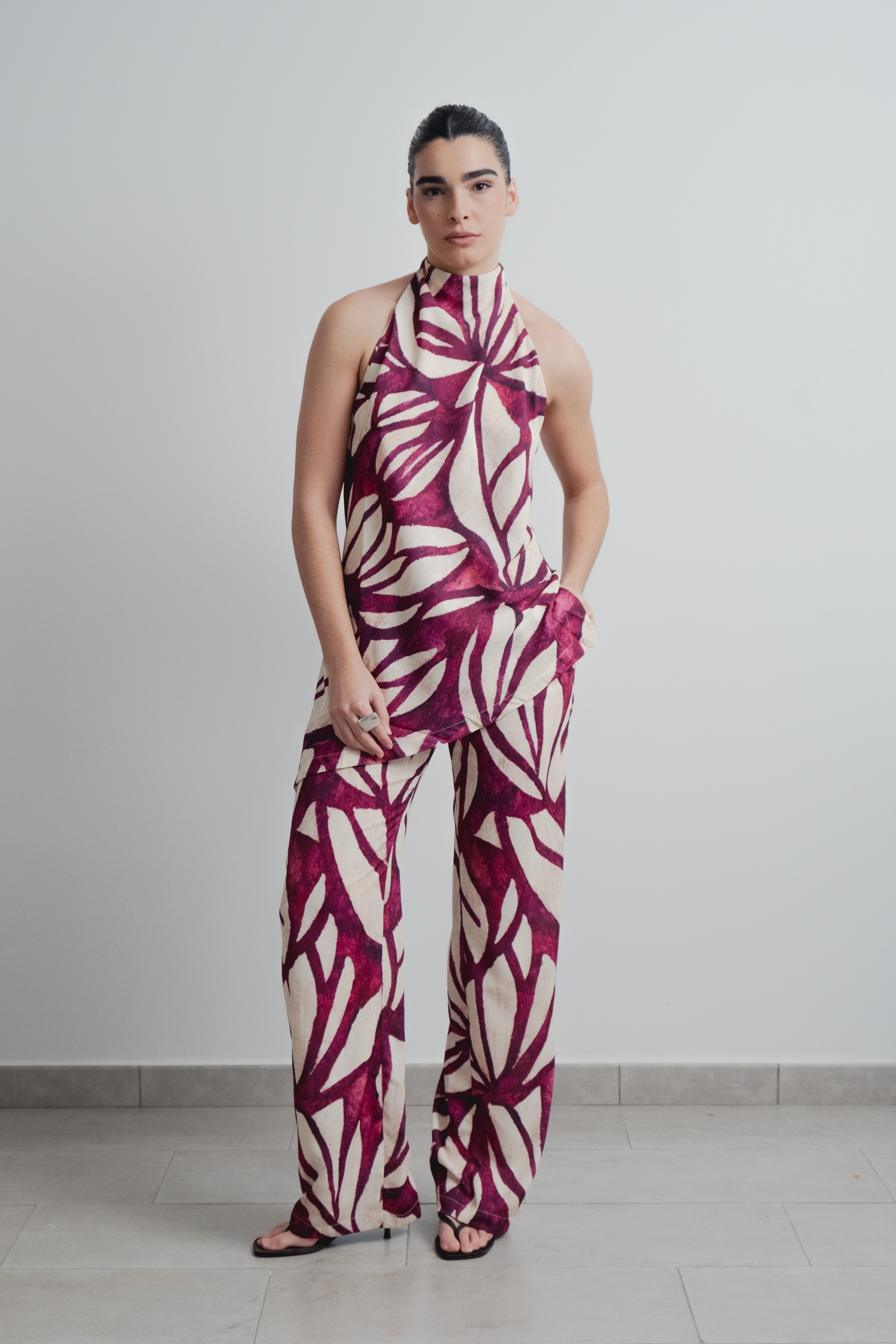 CALÇA FLUIDA ESTAMPA ARTÍSTICA BORDÔ