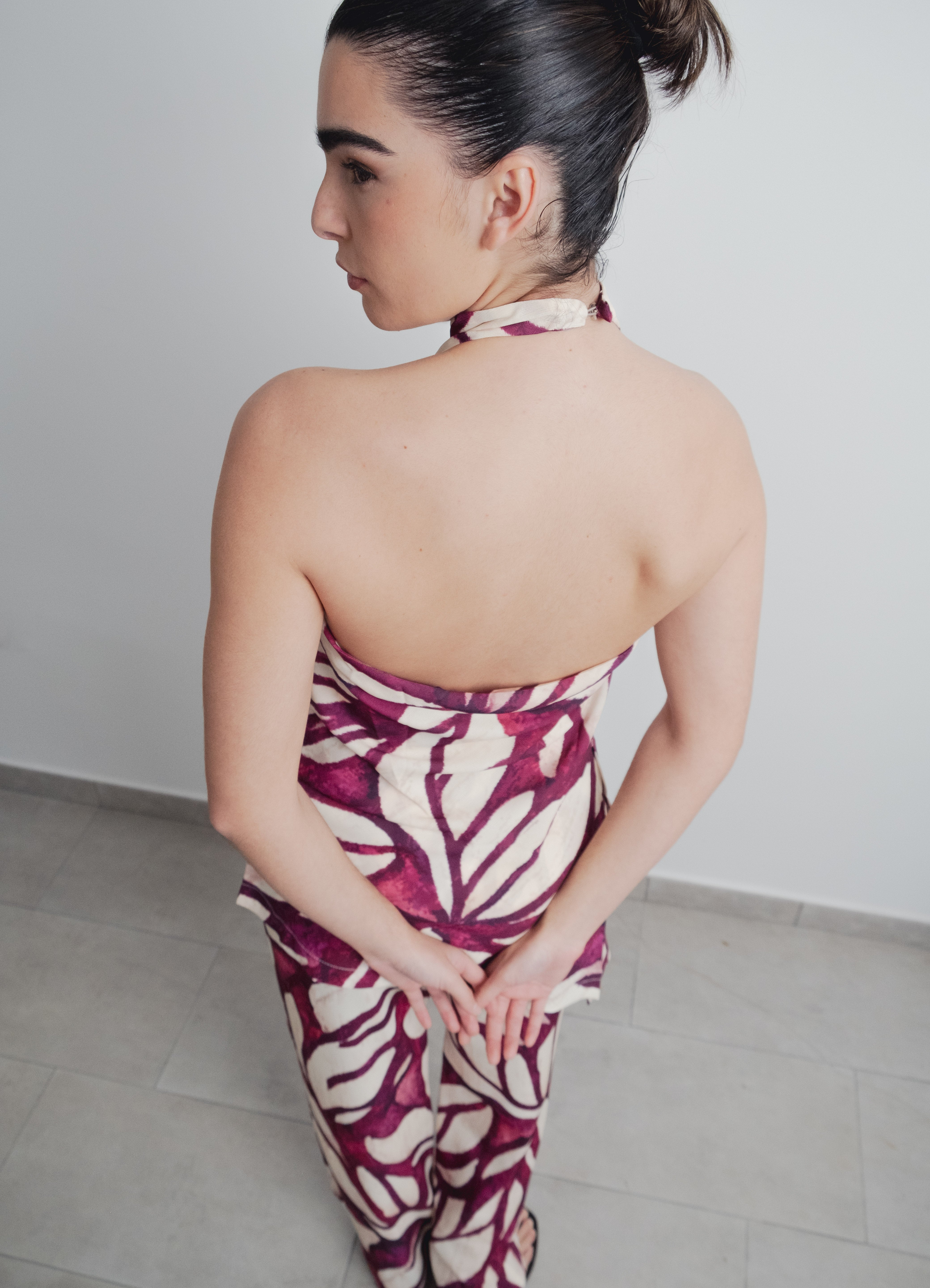 CALÇA FLUIDA ESTAMPA ARTÍSTICA BORDÔ