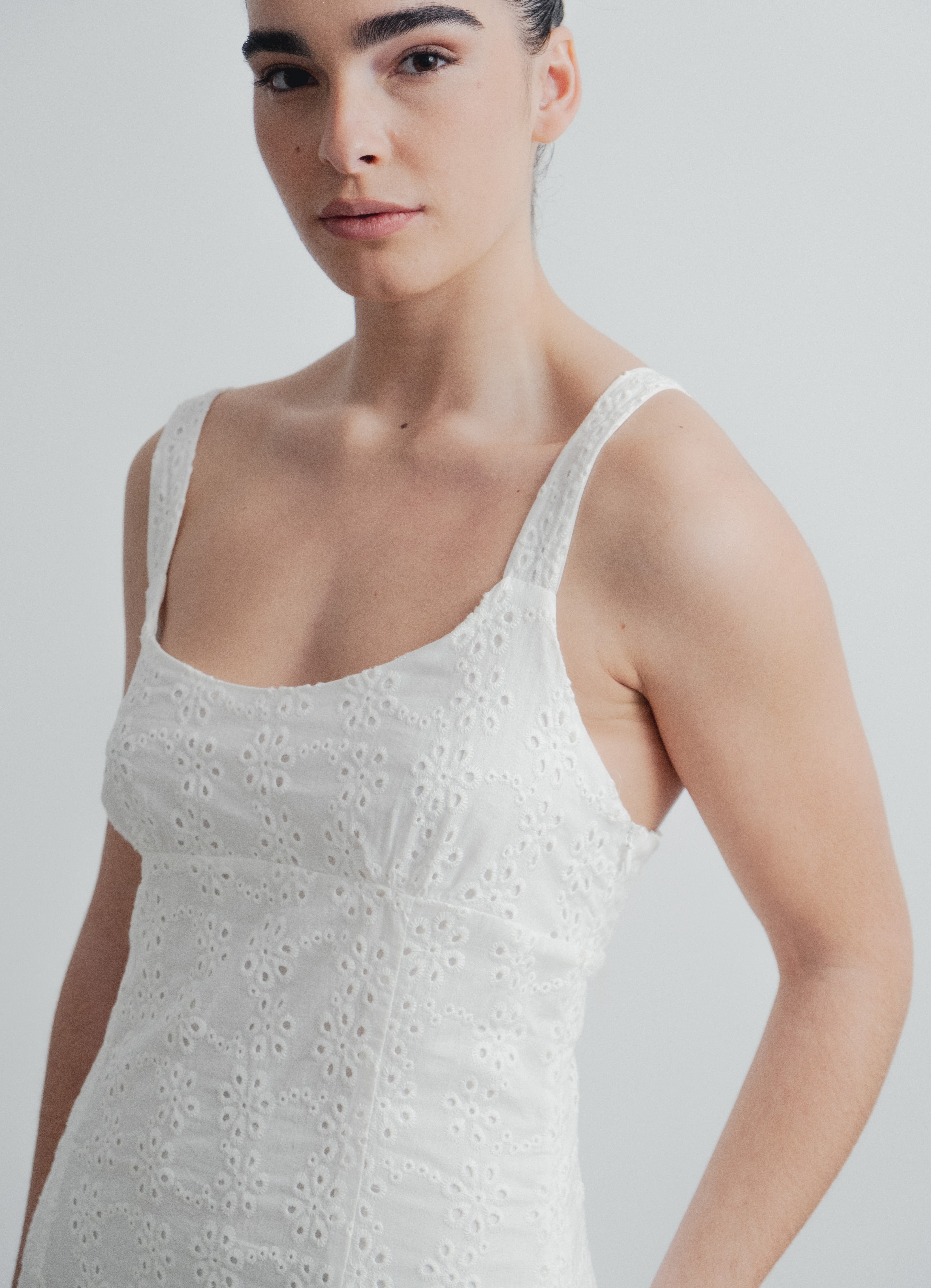VESTIDO MIDI PERFORADO