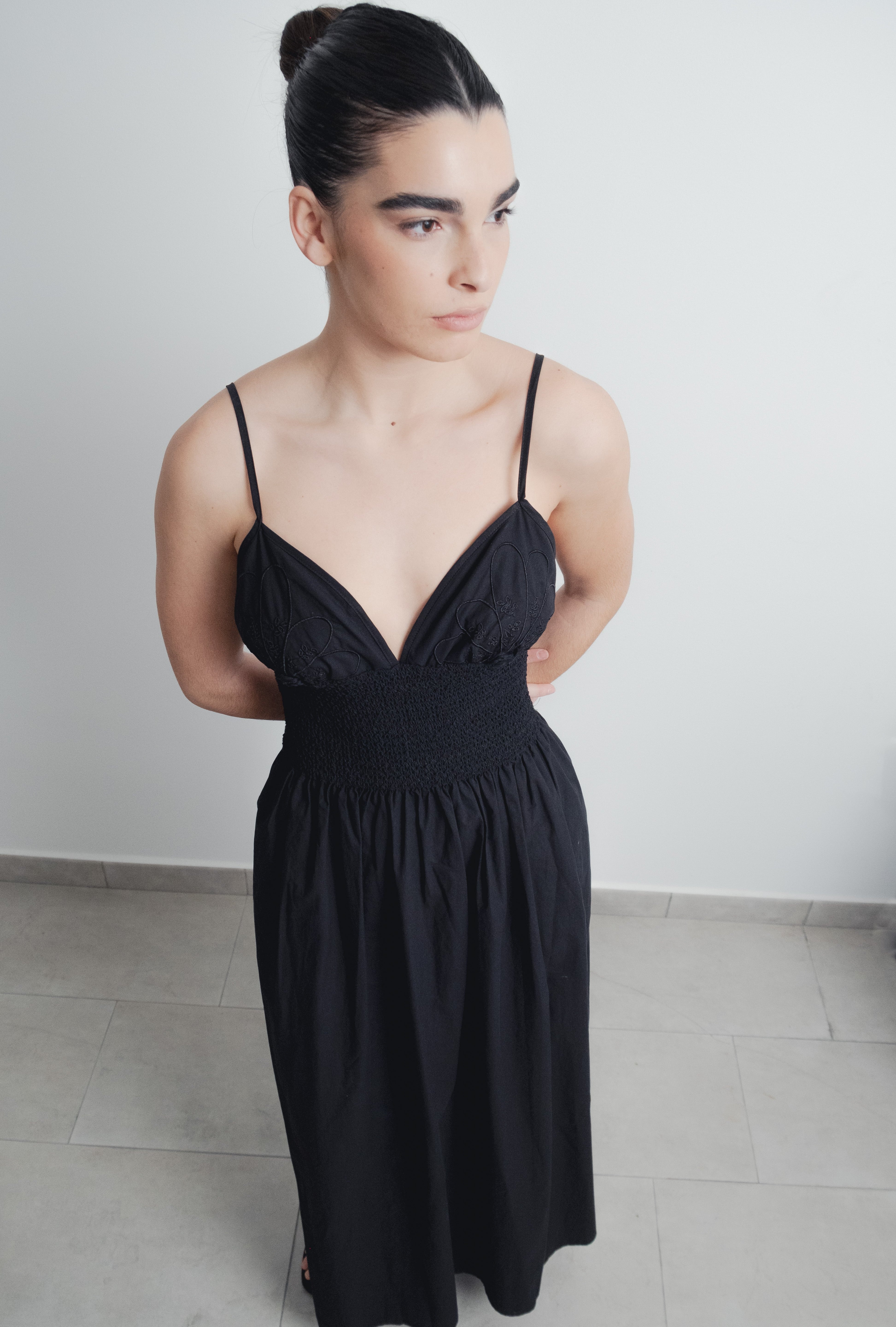 VESTIDO MIDI BORDADO