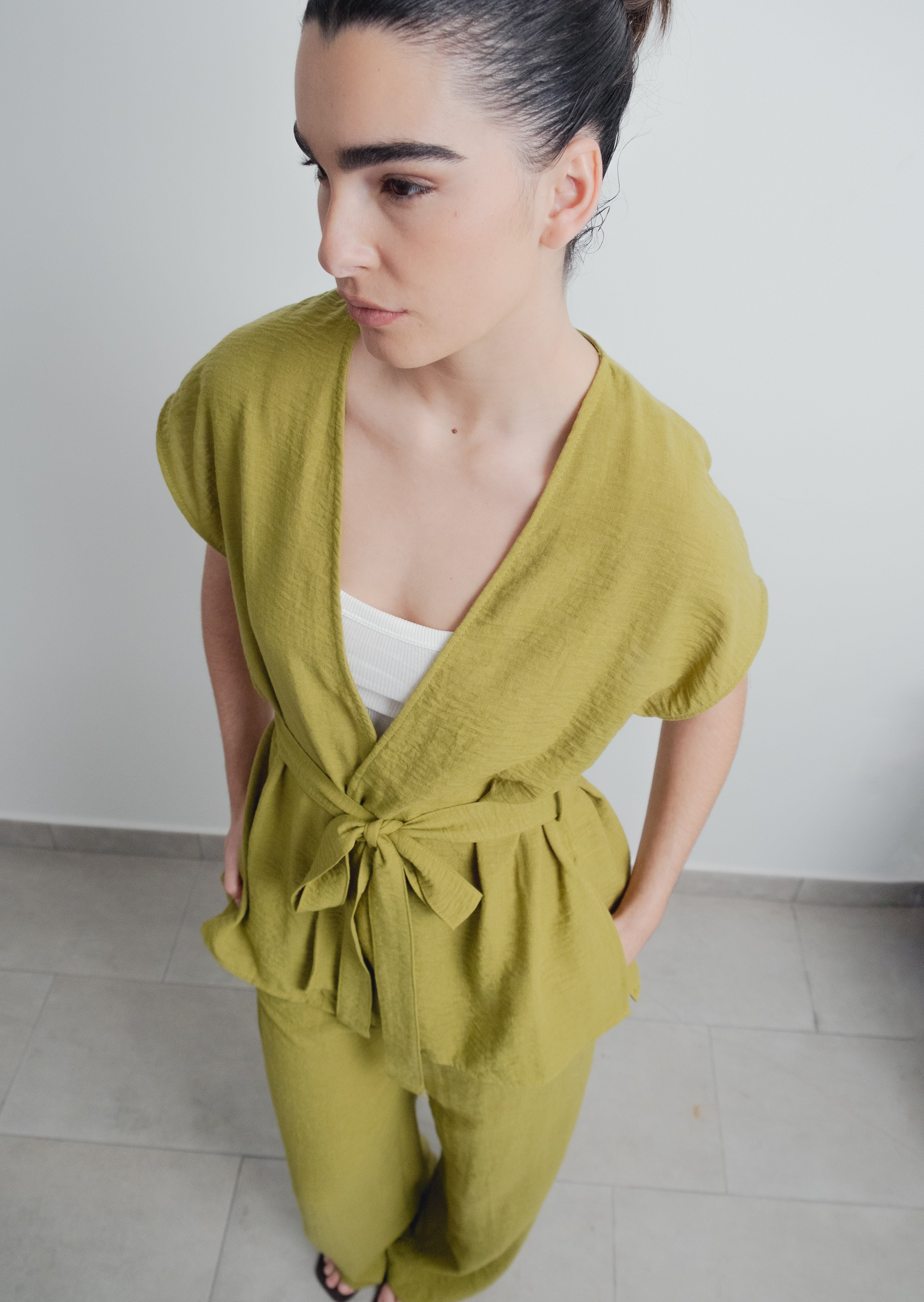 CALÇA FLUIDA VERDE-AZEITONA COM CINTO