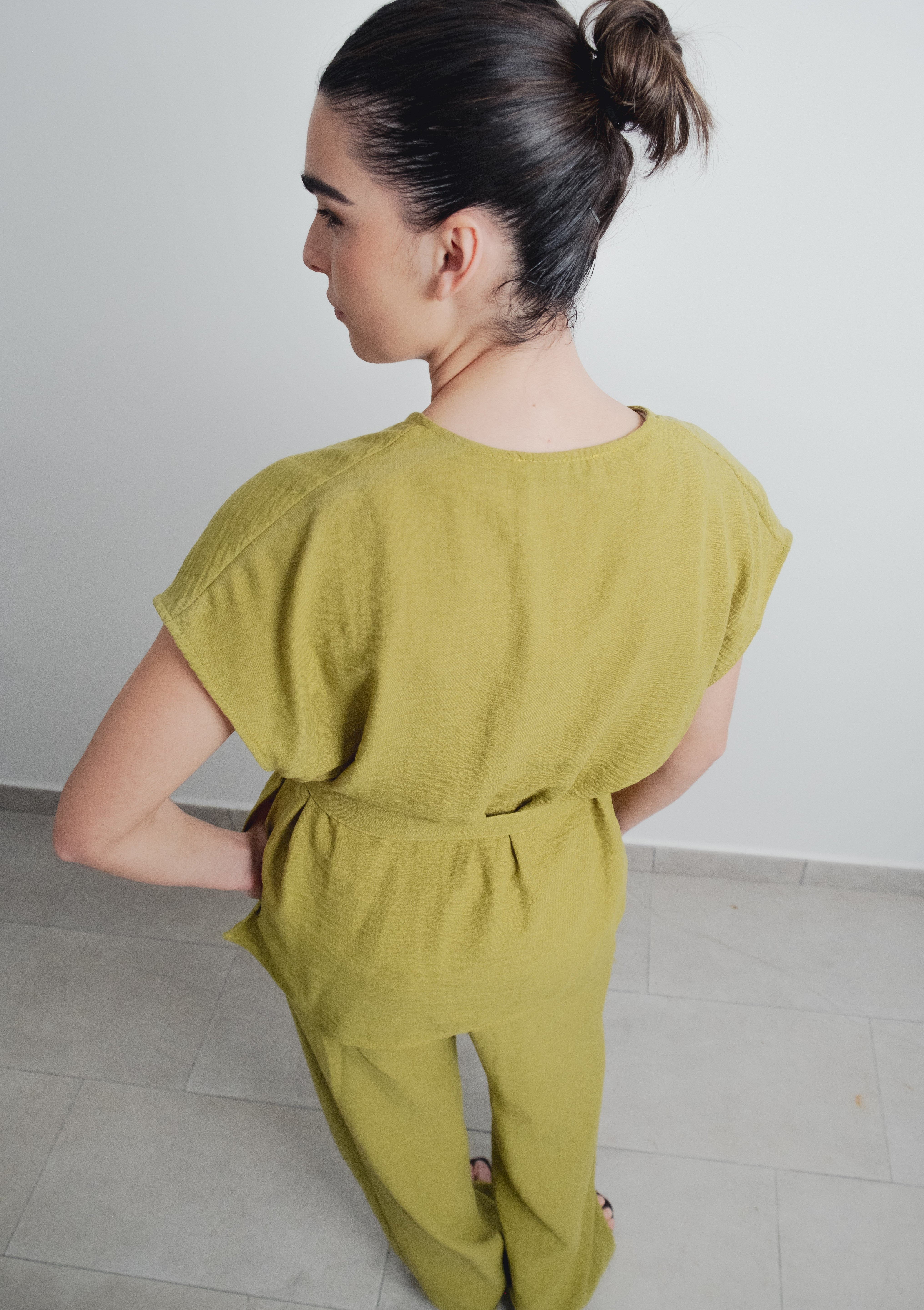 CALÇA FLUIDA VERDE-AZEITONA COM CINTO