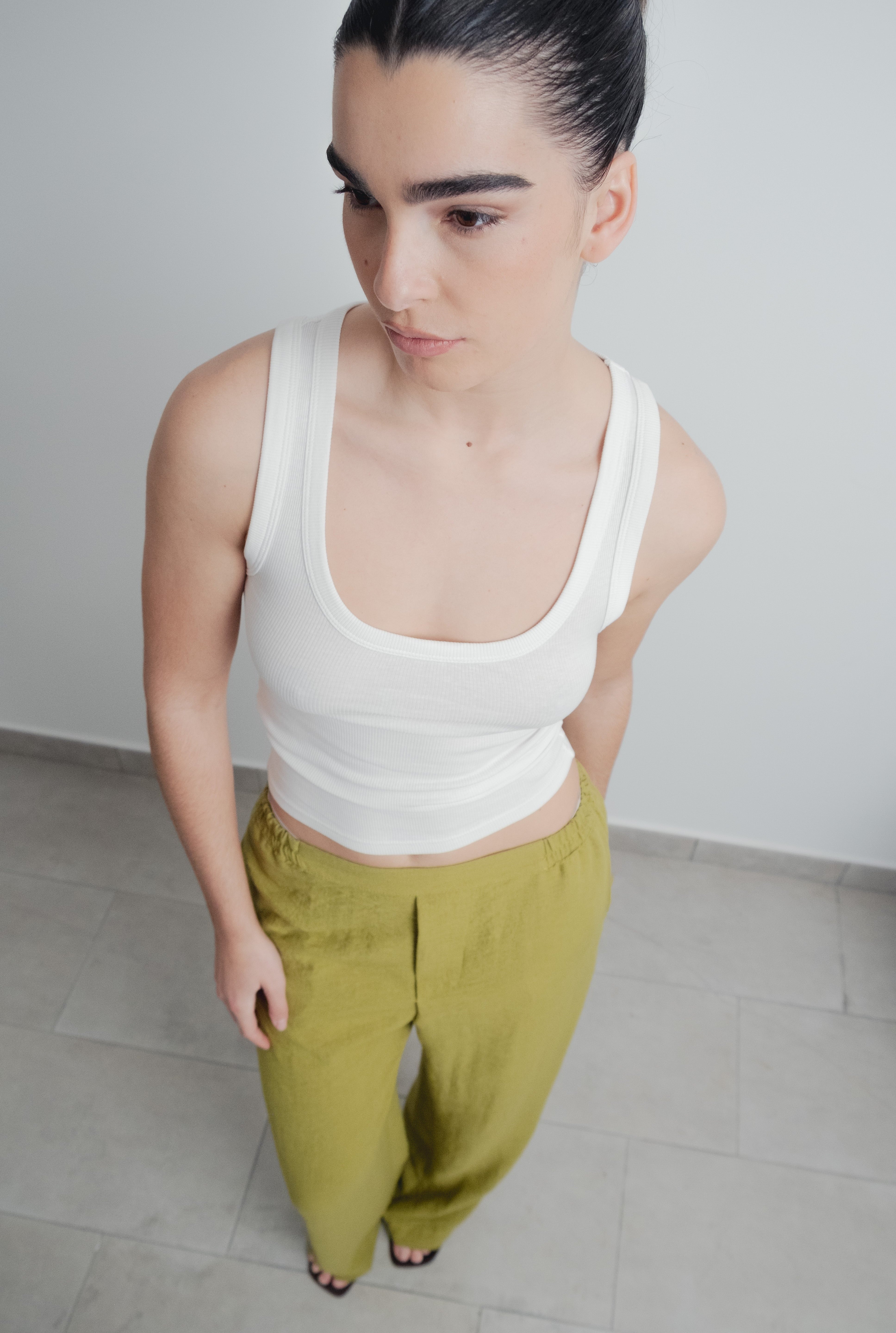 CALÇA FLUIDA VERDE-AZEITONA COM CINTO