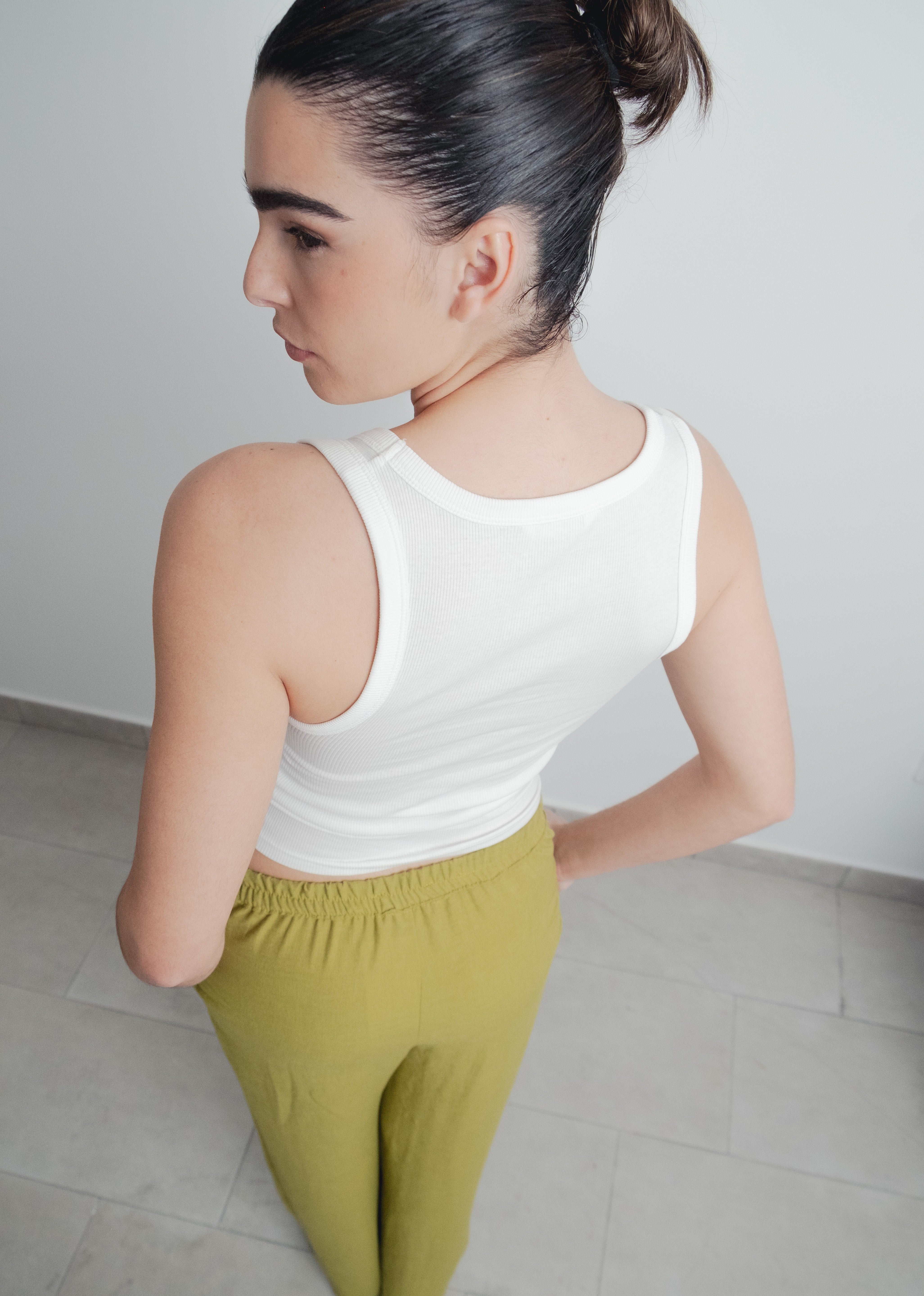 CALÇA FLUIDA VERDE-AZEITONA COM CINTO